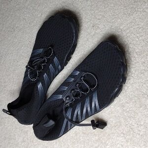 Seekway men's black and gray mesh beach shoes. Mint condition. Size 7